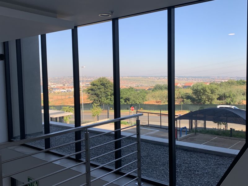 Industrial Warehouse to Let in Central Point, Samrand - Photo 9