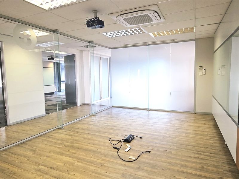 Office space to let in Silverpoint Office Park - Photo 4
