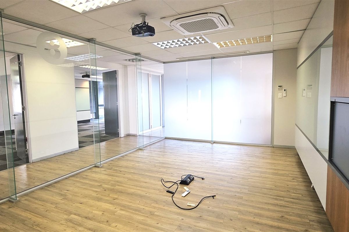 Office space to let in Silverpoint Office Park - Photo 4
