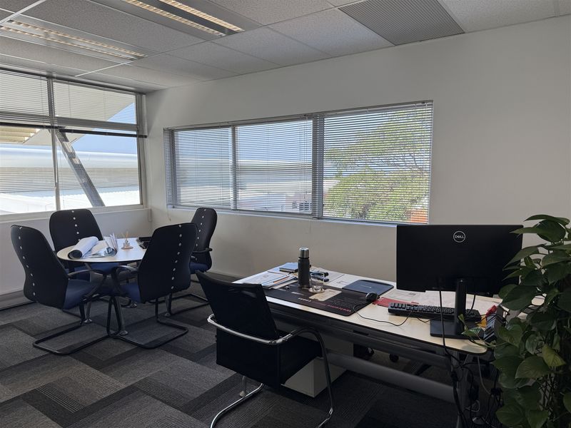Prime offices to lease in the heart of La Lucia - Photo 8