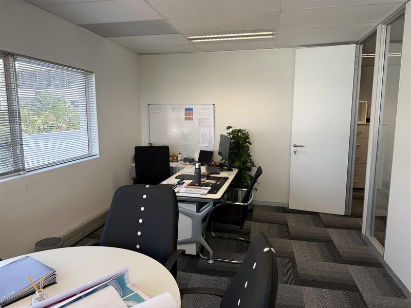Prime offices to lease in the heart of La Lucia - Photo 7