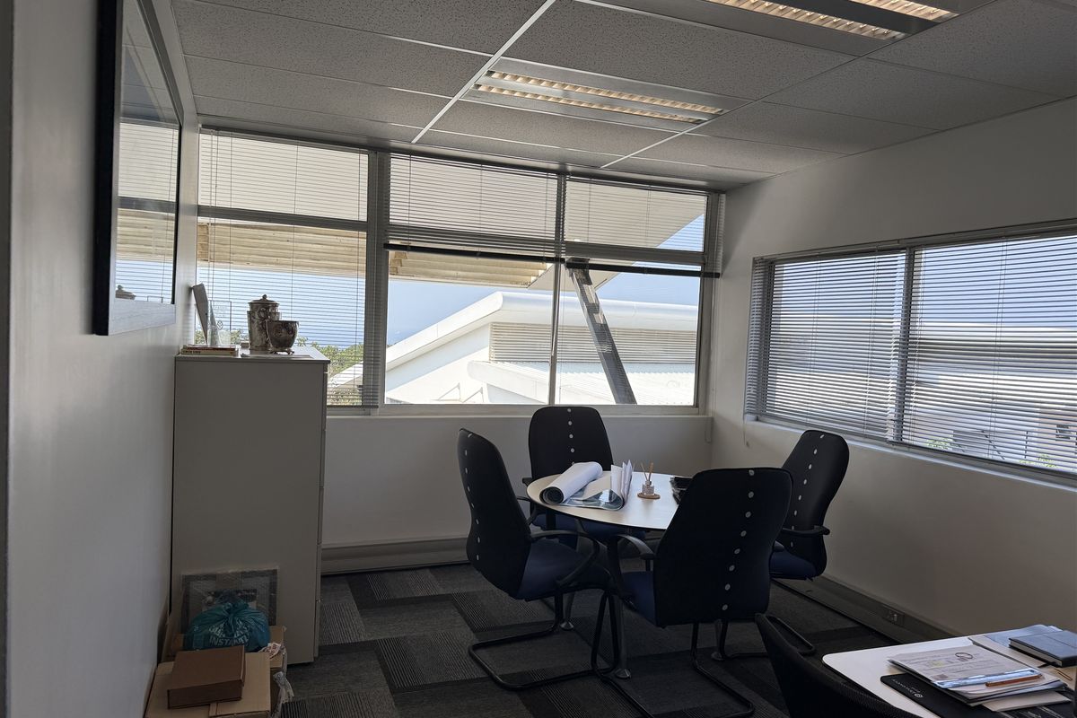 Prime offices to lease in the heart of La Lucia - Photo 5