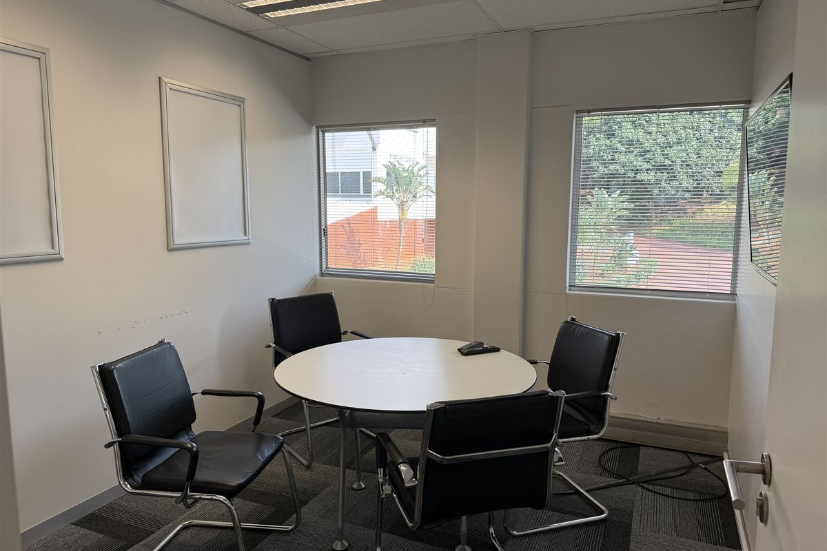 Prime offices to lease in the heart of La Lucia - Photo 4