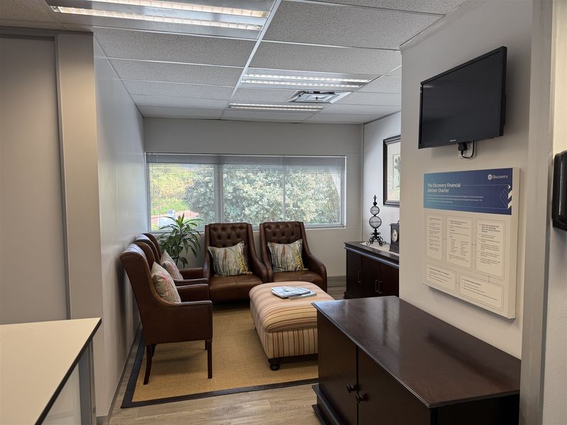 Prime offices to lease in the heart of La Lucia - Photo 10