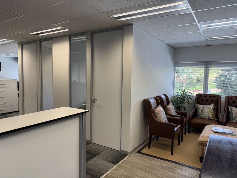 Prime offices to lease in the heart of La Lucia - Photo 9