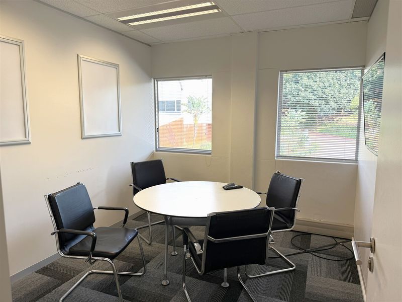 Prime offices to lease in the heart of La Lucia - Photo 10