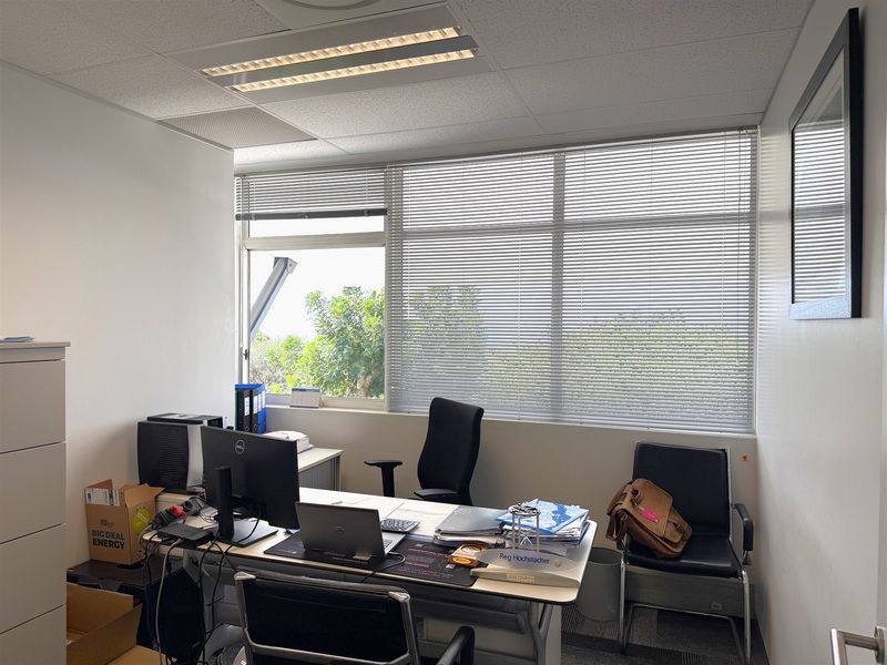 Prime offices to lease in the heart of La Lucia - Photo 9