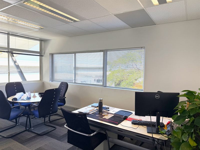 Prime offices to lease in the heart of La Lucia - Photo 4