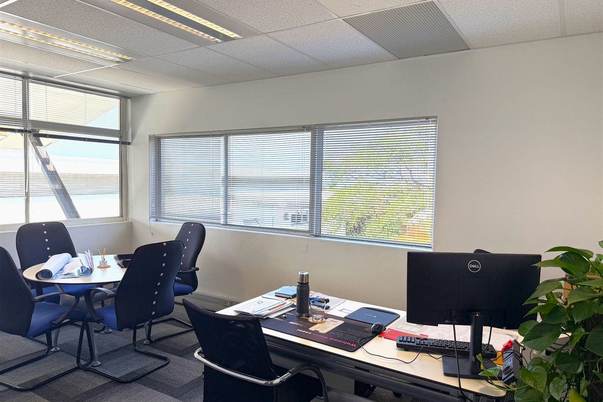 Prime offices to lease in the heart of La Lucia - Photo 4