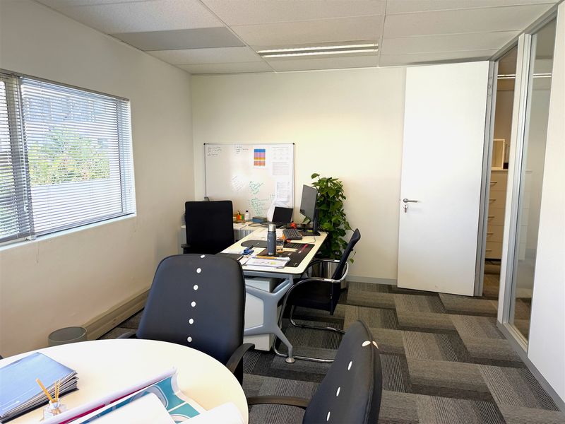 Prime offices to lease in the heart of La Lucia - Photo 5