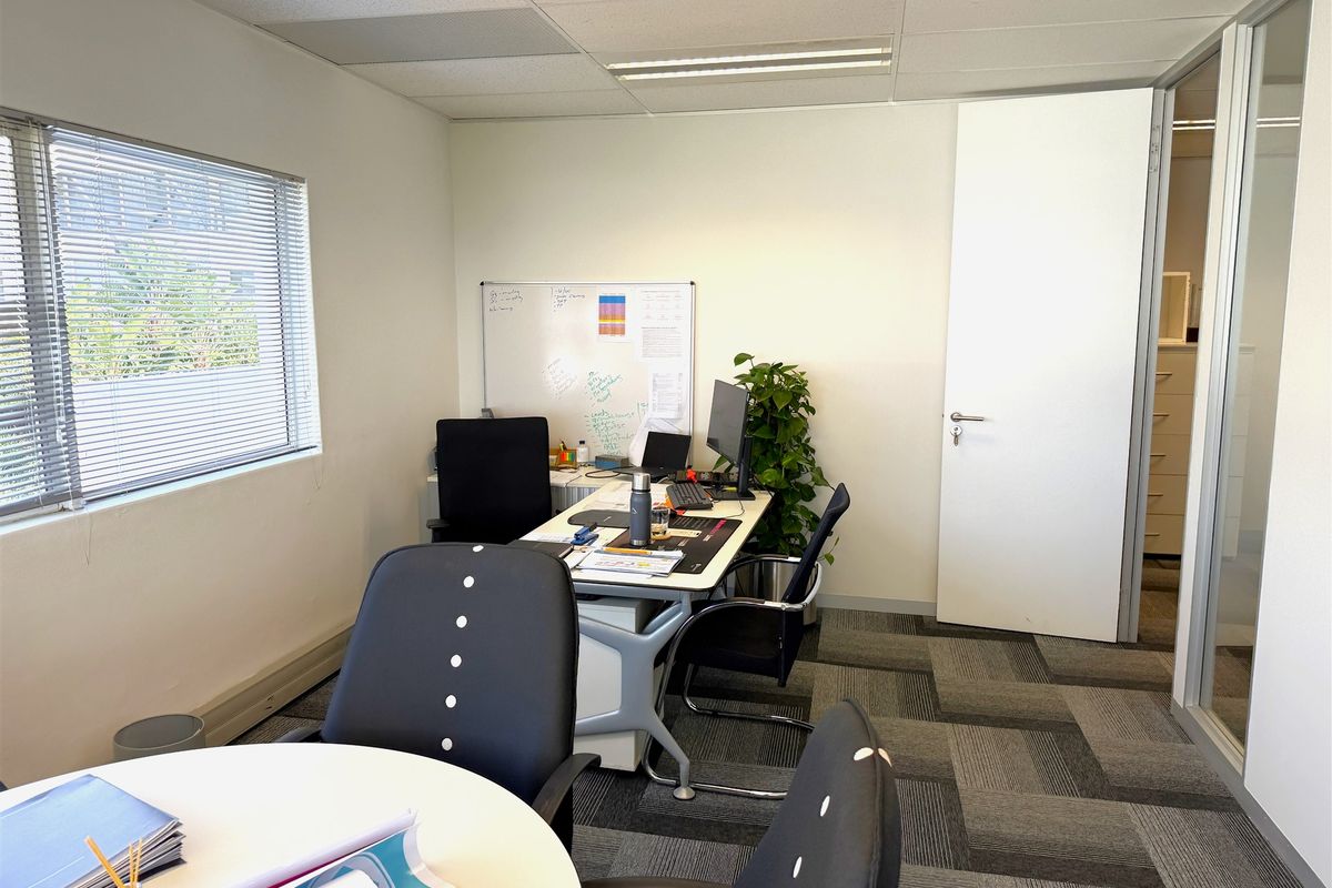 Prime offices to lease in the heart of La Lucia - Photo 5