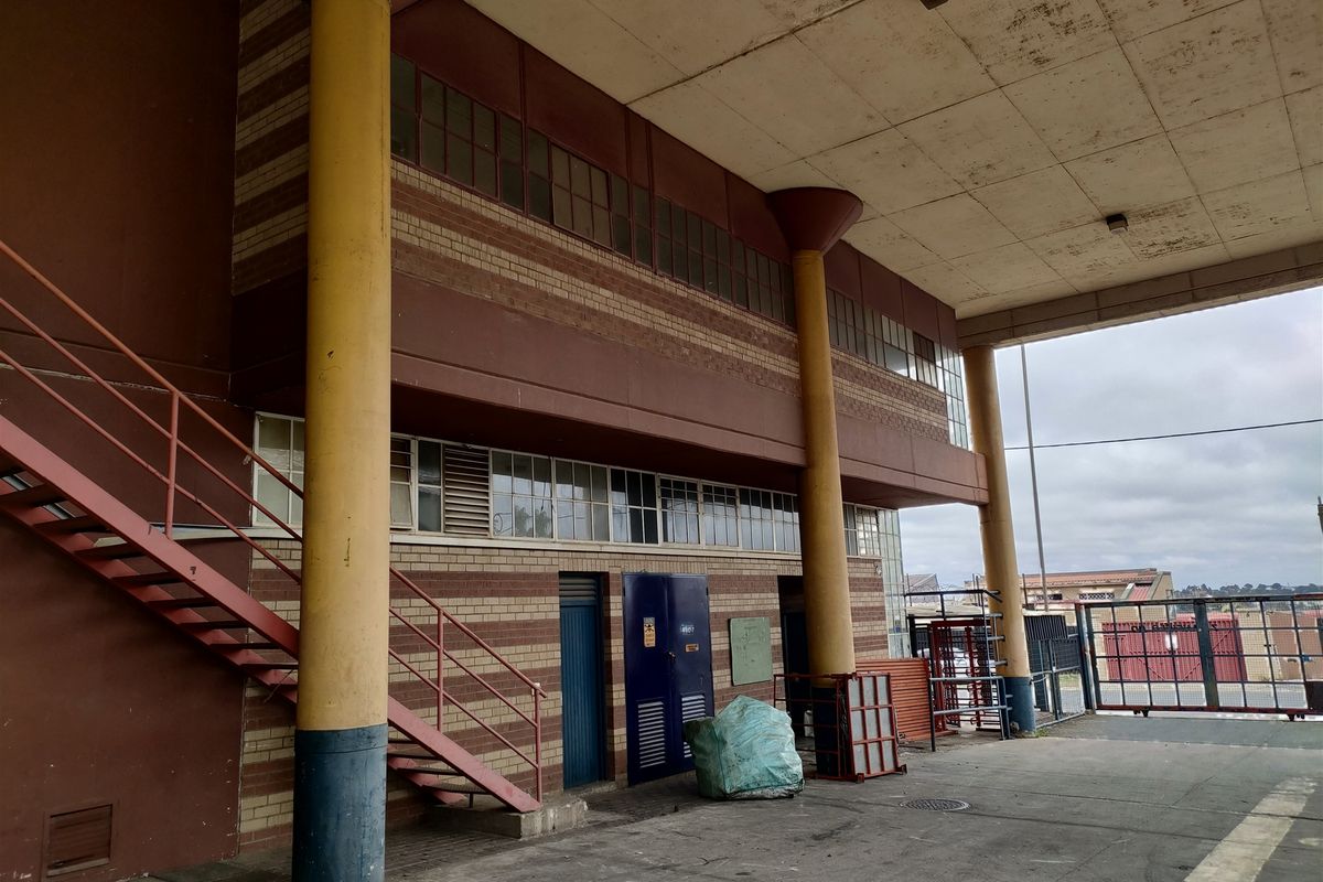 6023m2 warehouse  - FOR SALE @ R5.8m plus vat or for lease - Photo 3