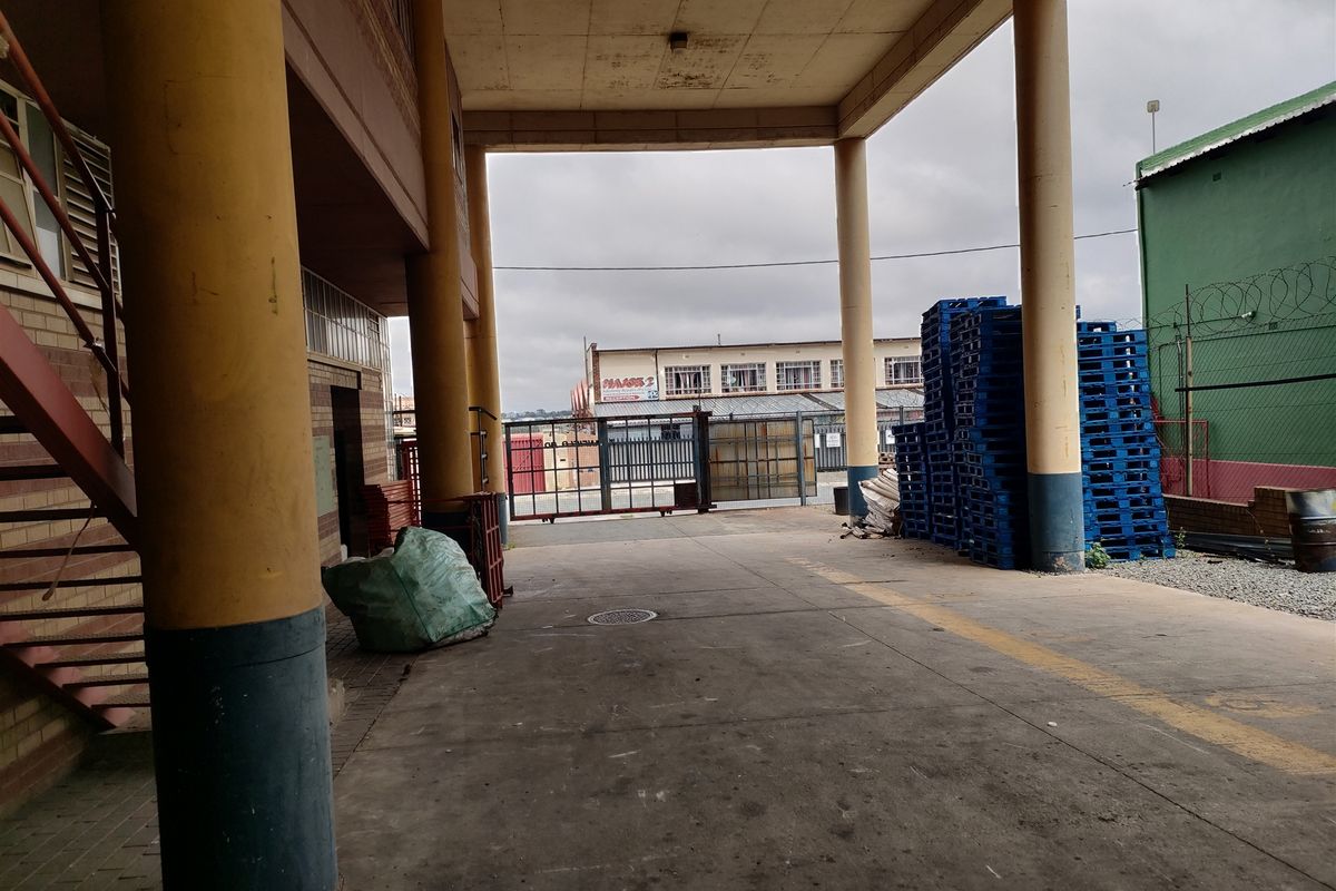 6023m2 warehouse  - FOR SALE @ R5.8m plus vat or for lease - Photo 2