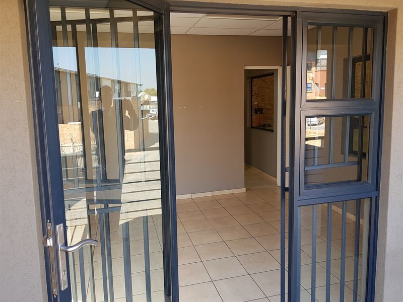 1819m2  Warehouse  - TO LEASE - Photo 10