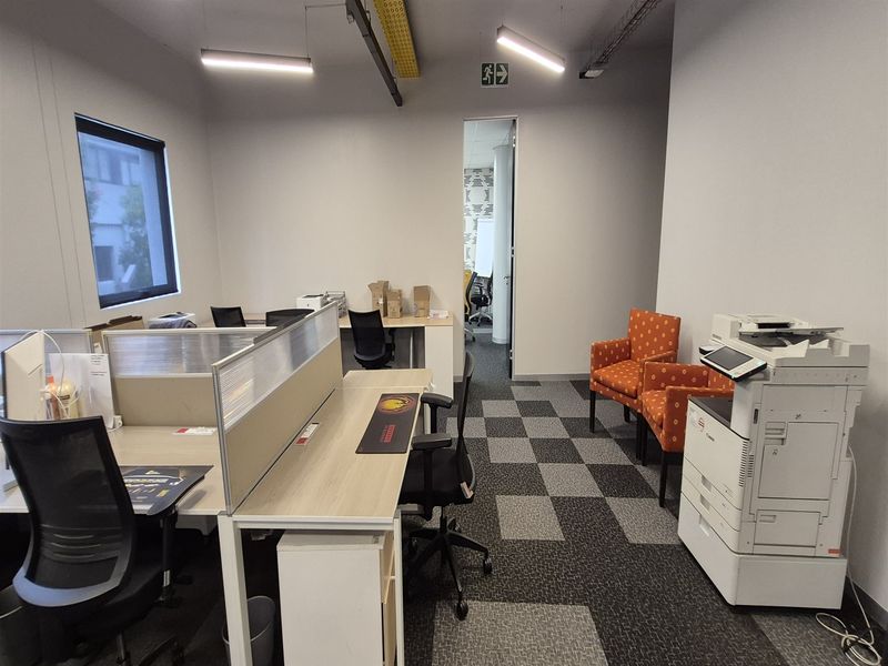 Office space to let in Hyde Park - Photo 6