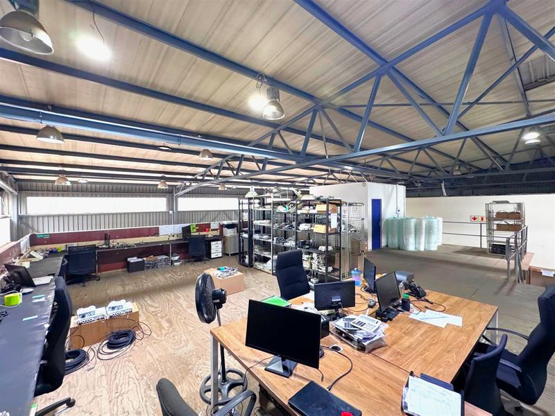 Premium Industrial Warehouse and furnished office,To Let in Randjspark Midrand - Photo 8
