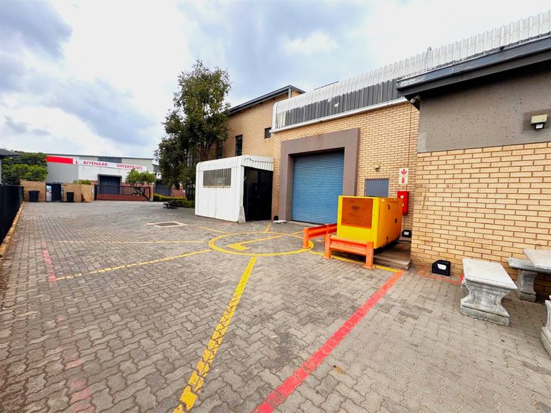 Premium Industrial Warehouse and furnished office,To Let in Randjspark Midrand - Photo 9