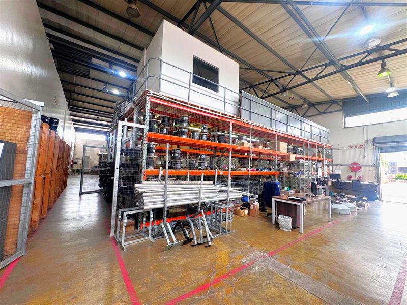 Premium Industrial Warehouse and furnished office,To Let in Randjspark Midrand - Photo 3