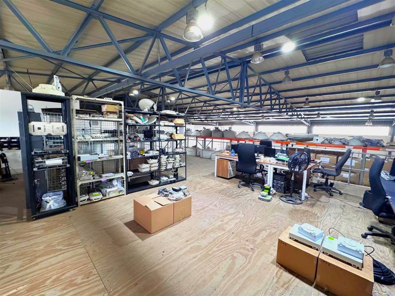 Premium Industrial Warehouse and furnished office,To Let in Randjspark Midrand - Photo 7