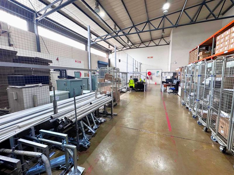 Premium Industrial Warehouse and furnished office,To Let in Randjspark Midrand - Photo 6