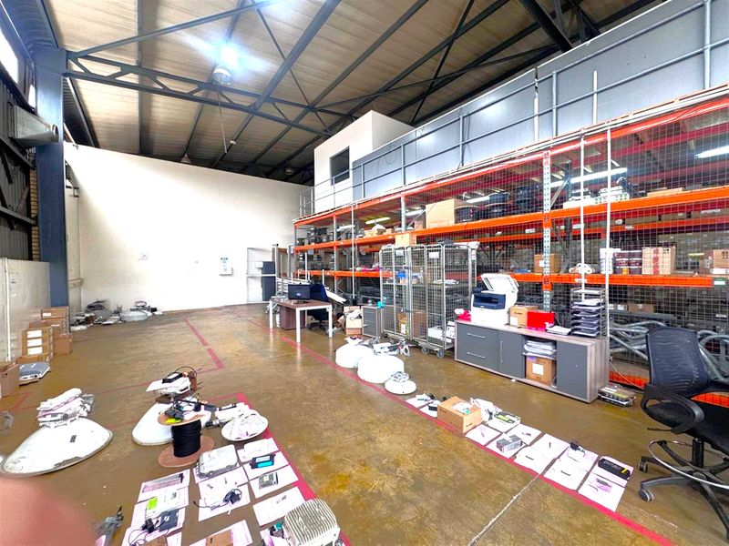 Premium Industrial Warehouse and furnished office,To Let in Randjspark Midrand - Photo 4