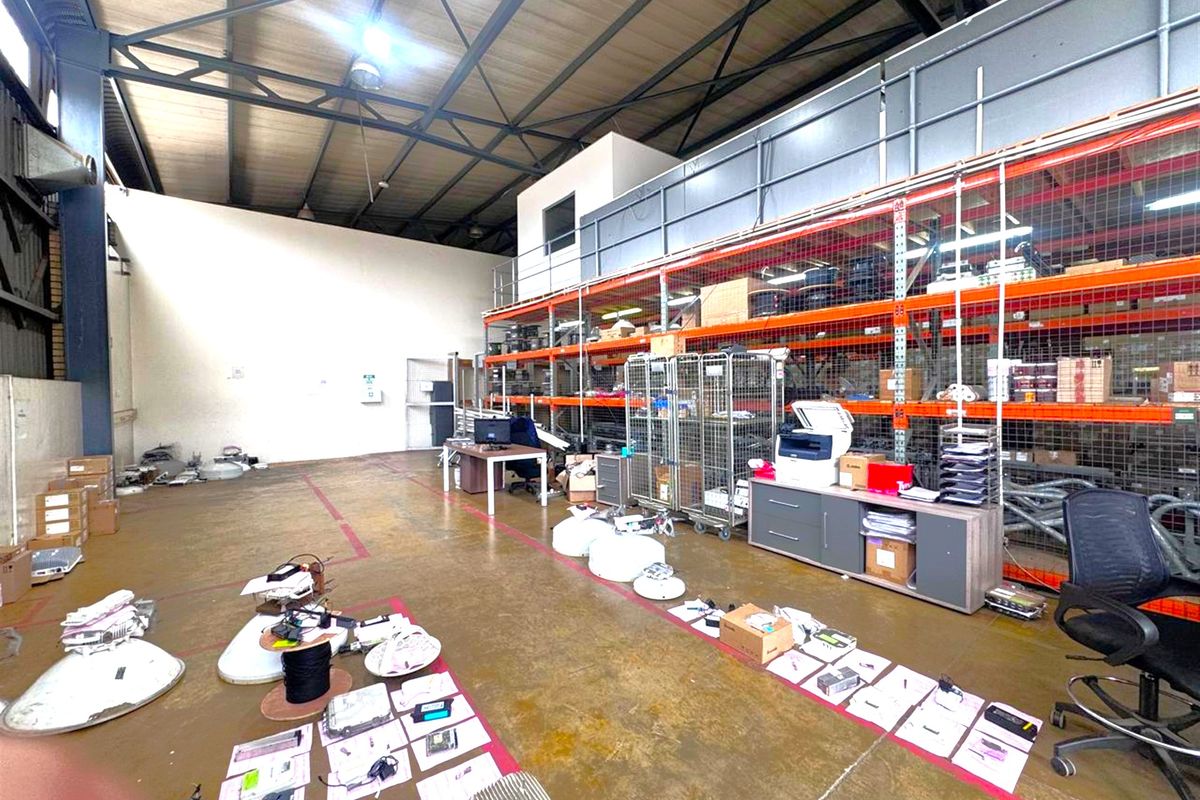 Premium Industrial Warehouse and furnished office,To Let in Randjspark Midrand - Photo 4
