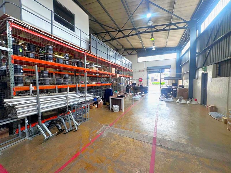 Premium Industrial Warehouse and furnished office,To Let in Randjspark Midrand - Photo 5