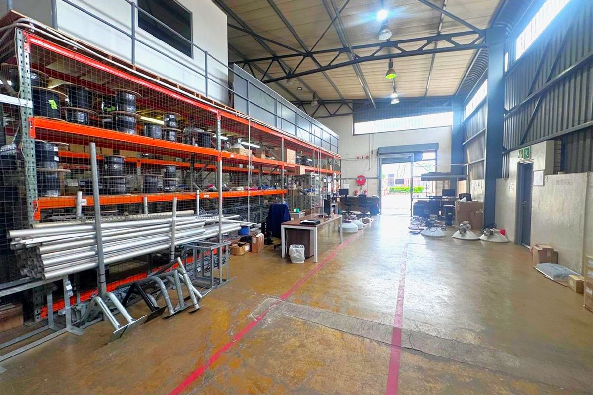 Premium Industrial Warehouse and furnished office,To Let in Randjspark Midrand - Photo 5