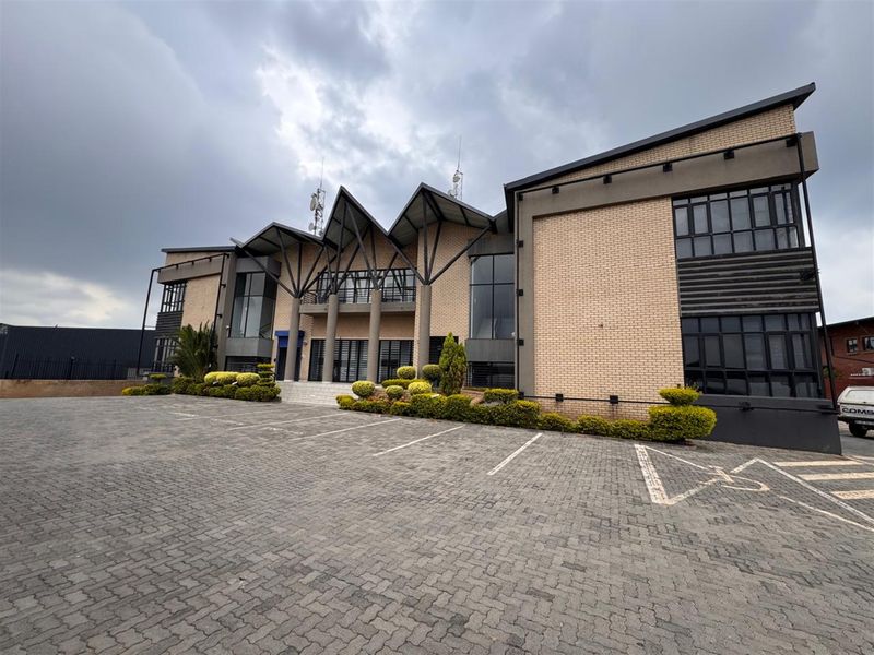 Prime Industrial Warehouse to Rent – Corporate Park North | 3,732m2 Industrial Facility - Photo 2