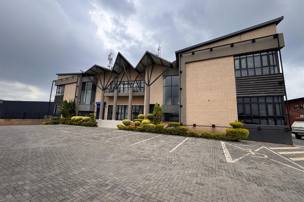Prime Industrial Warehouse to Rent – Corporate Park North | 3,732m2 Industrial Facility - Photo 2