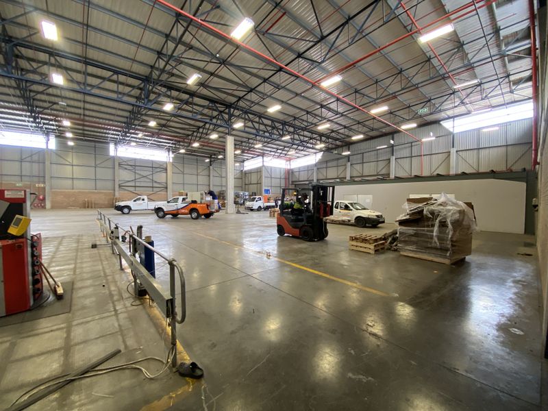 Prime Standalone Warehouse to Let | 2,398m2 Industrial Property with Large Yard | Corporate Park Nor - Photo 4