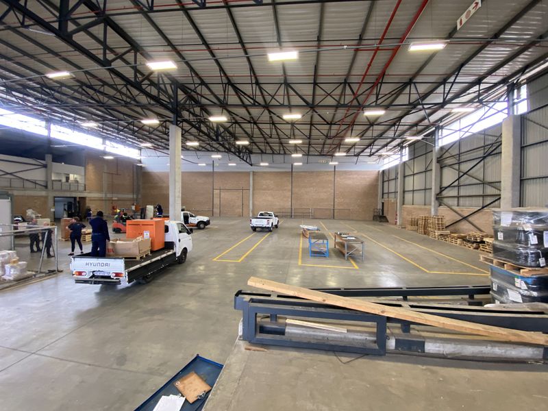 Prime Standalone Warehouse to Let | 2,398m2 Industrial Property with Large Yard | Corporate Park Nor - Photo 3