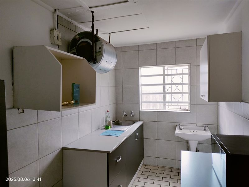 1946m2  Warehouse  - TO LEASE - Photo 9