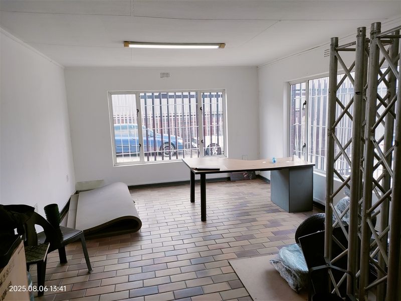 1946m2  Warehouse  - TO LEASE - Photo 4