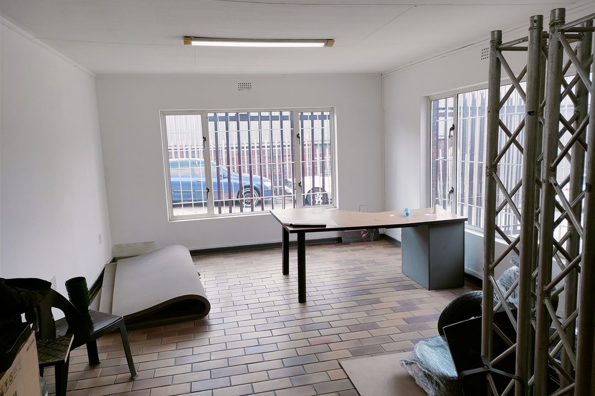 1946m2  Warehouse  - TO LEASE - Photo 4