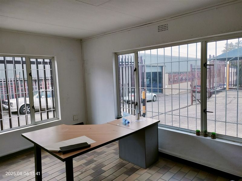 1946m2  Warehouse  - TO LEASE - Photo 5