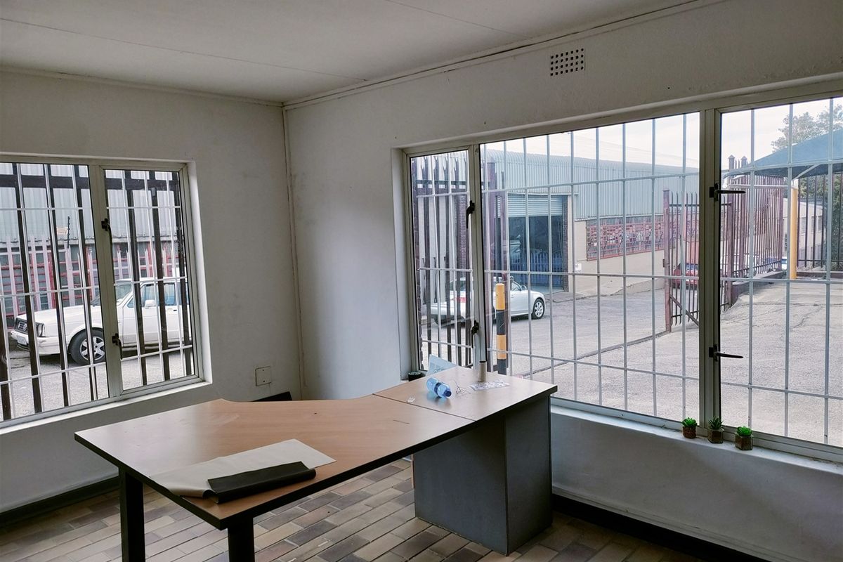 1946m2  Warehouse  - TO LEASE - Photo 5