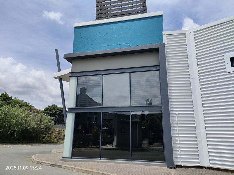 406m2  Warehouse  - TO LEASE - Photo 4