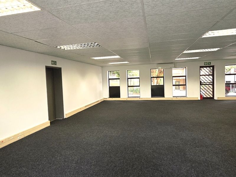 Office space to let in Hurlingham Office Park - Photo 5