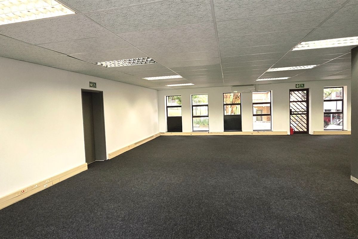 Office space to let in Hurlingham Office Park - Photo 5