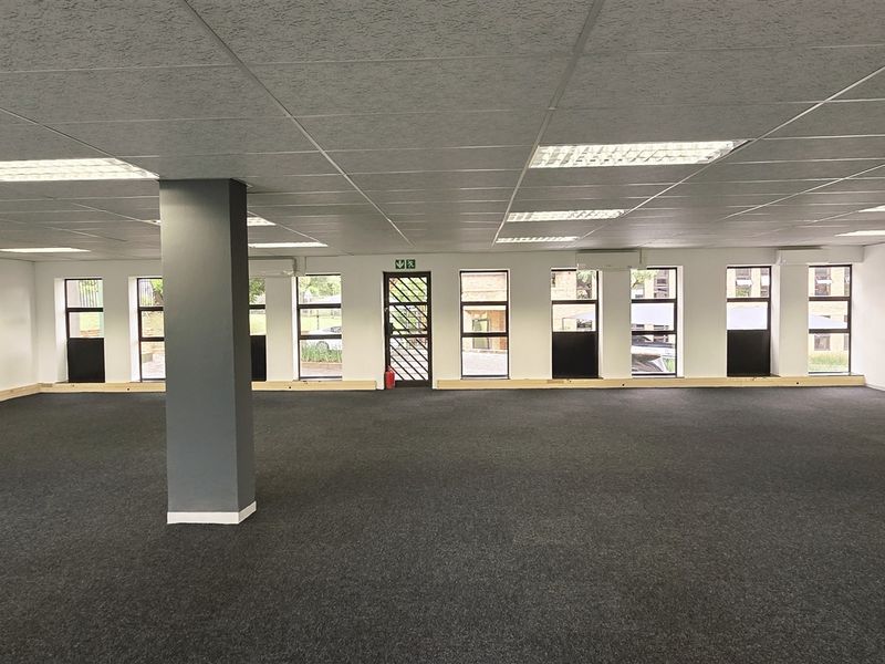 Office space to let in Hurlingham Office Park - Photo 4