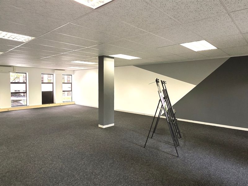 Office space to let in Hurlingham Office Park - Photo 7