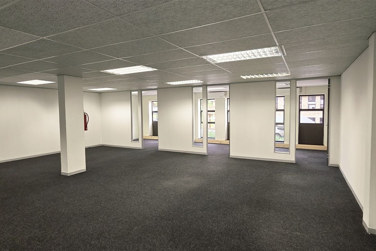 Office space to let in Hurlingham Office Park - Photo 5
