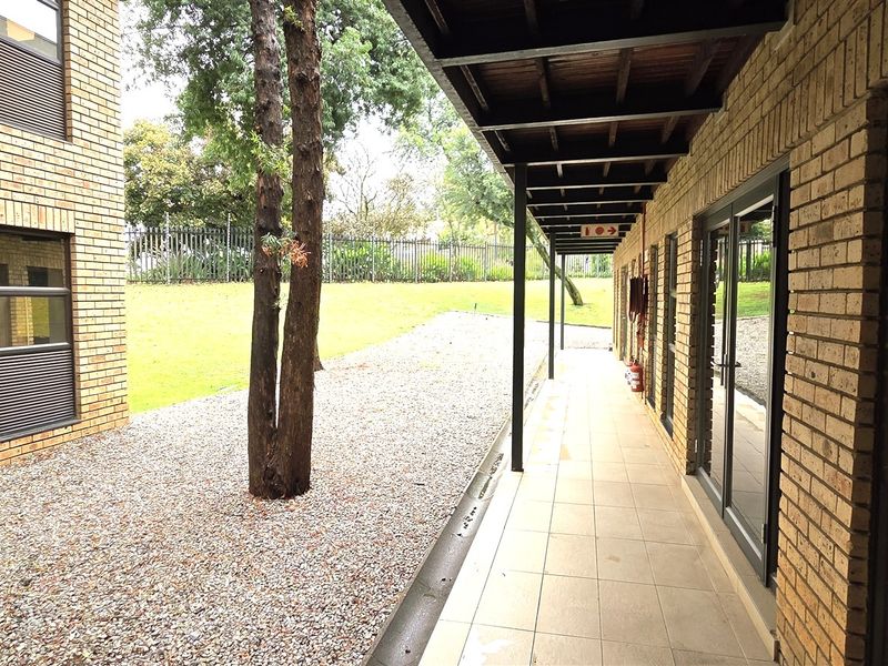 Office space to let in Hurlingham Office Park - Photo 4