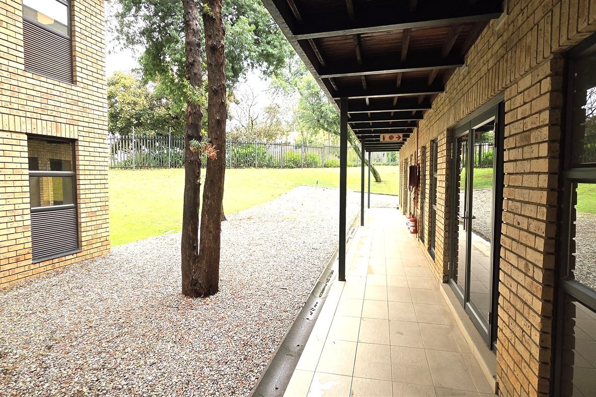 Office space to let in Hurlingham Office Park - Photo 4