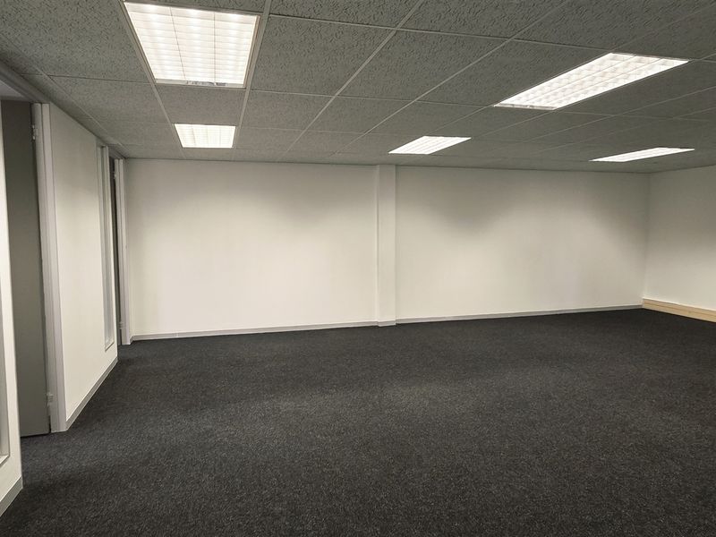 Office space to let in Hurlingham Office Park - Photo 10