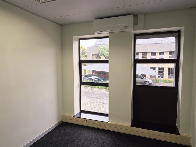 Office space to let in Hurlingham Office Park - Photo 9