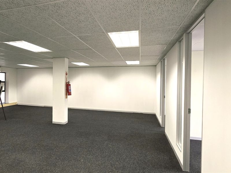 Office space to let in Hurlingham Office Park - Photo 8