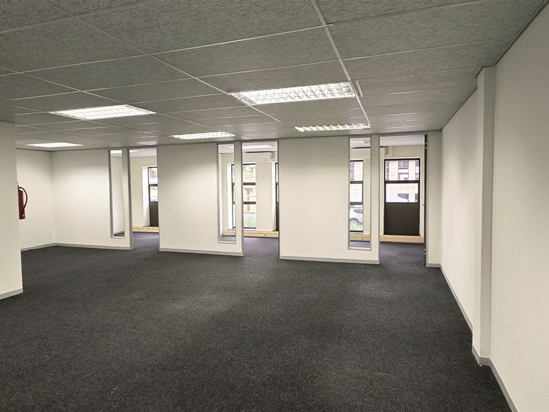 Office space to let in Hurlingham Office Park - Photo 7