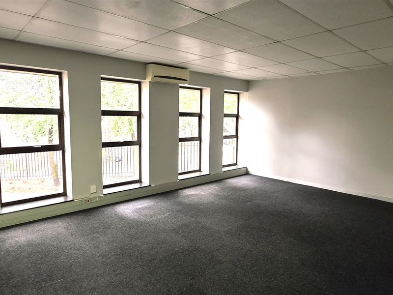Office space to let in Hurlingham Office Park - Photo 7